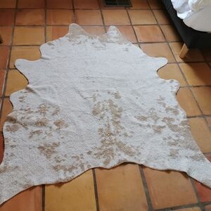 Washable soft synthetic cow hide rug